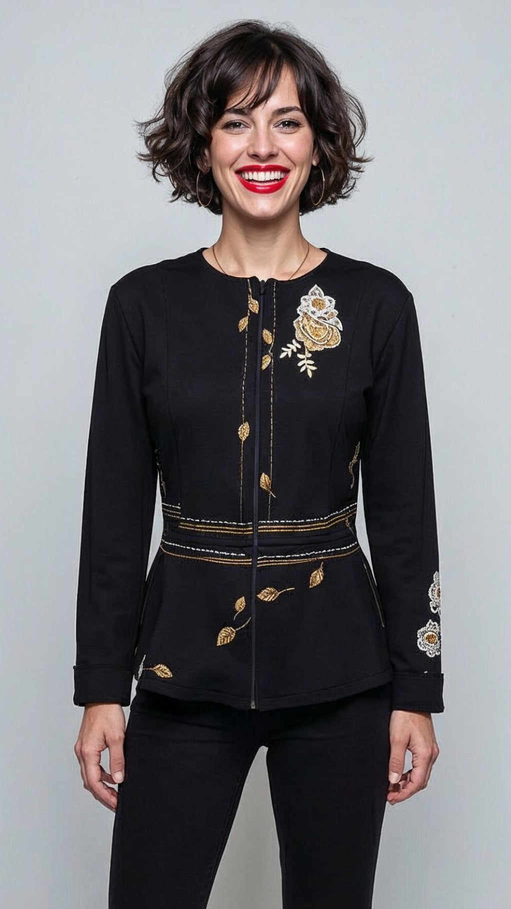 Chaqueta Trazo, Su silueta estructurada, con un sutil detalle peplum en la cintura, está diseñada para estilizar la figura mientras ofrece una comodidad excepcional.