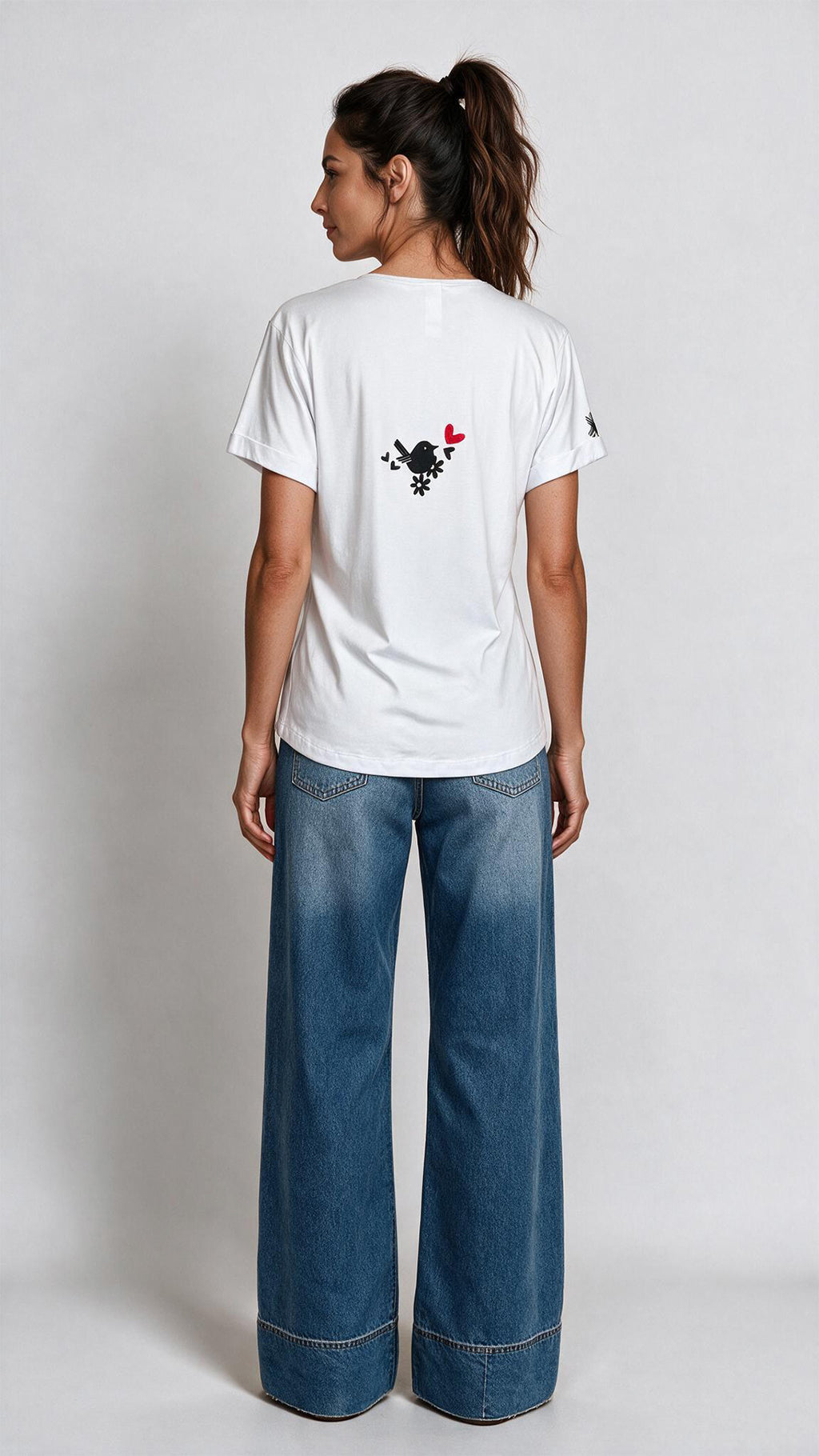 Blusa ABRAZO, de silueta recta con cuello redondo y manga corta, es un lienzo cómodo y versátil para armar cualquier pinta.