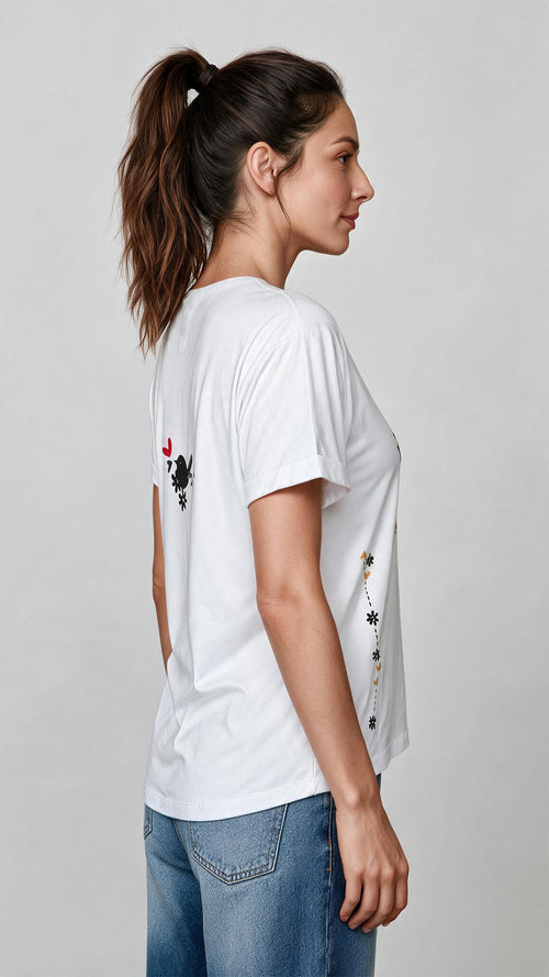 Blusa ABRAZO, de silueta recta con cuello redondo y manga corta, es un lienzo cómodo y versátil para armar cualquier pinta.