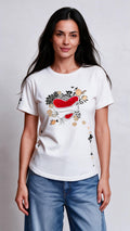 Blusa ABRAZO, de silueta recta con cuello redondo y manga corta, es un lienzo cómodo y versátil para armar cualquier pinta.