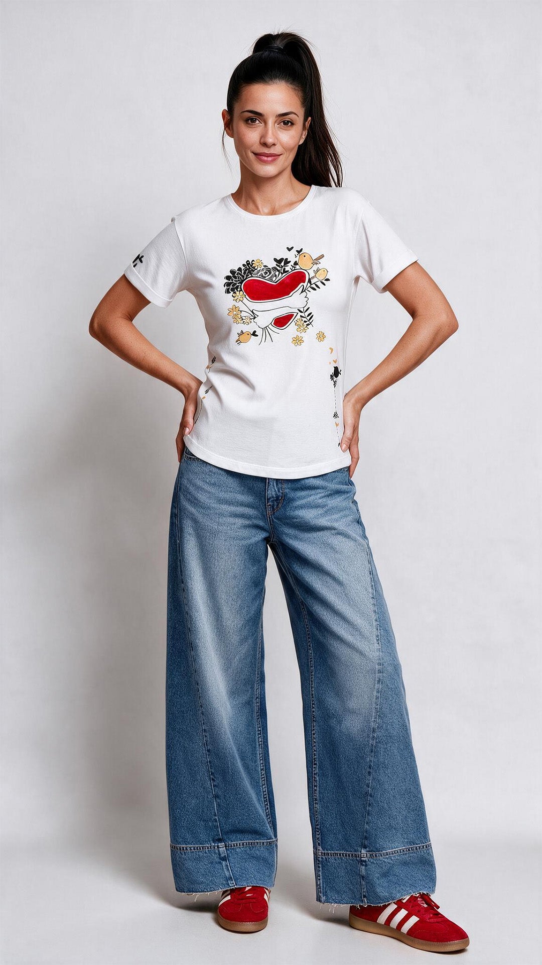 Blusa ABRAZO, de silueta recta con cuello redondo y manga corta, es un lienzo cómodo y versátil para armar cualquier pinta.