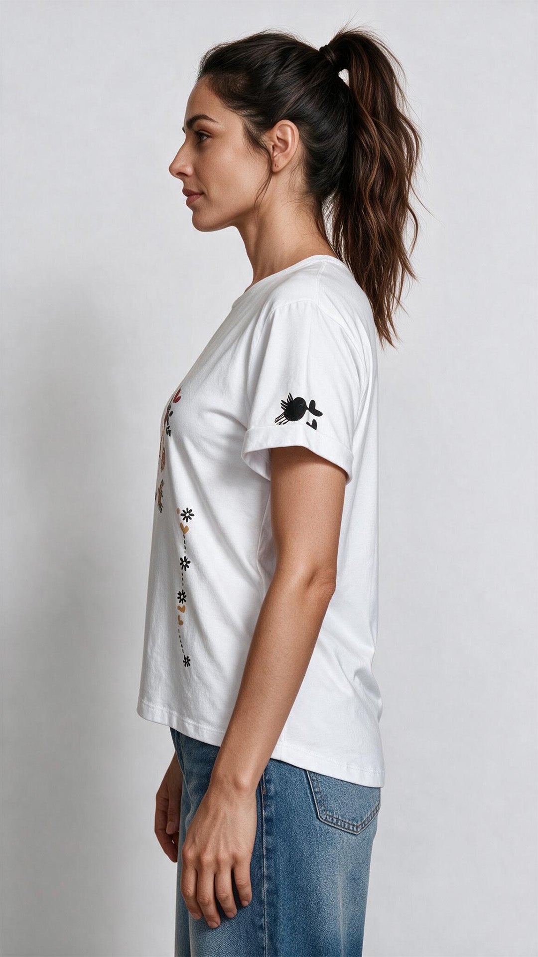 Blusa ABRAZO, de silueta recta con cuello redondo y manga corta, es un lienzo cómodo y versátil para armar cualquier pinta.