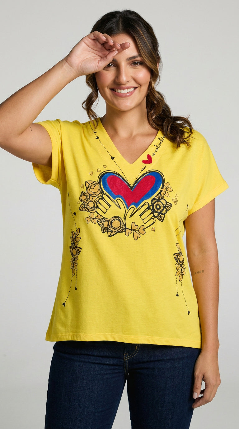 La Blusa COLOMBIA ,está ilustrada en técnica manual de serigrafía y lleva coloridos apliques de terciopelo.