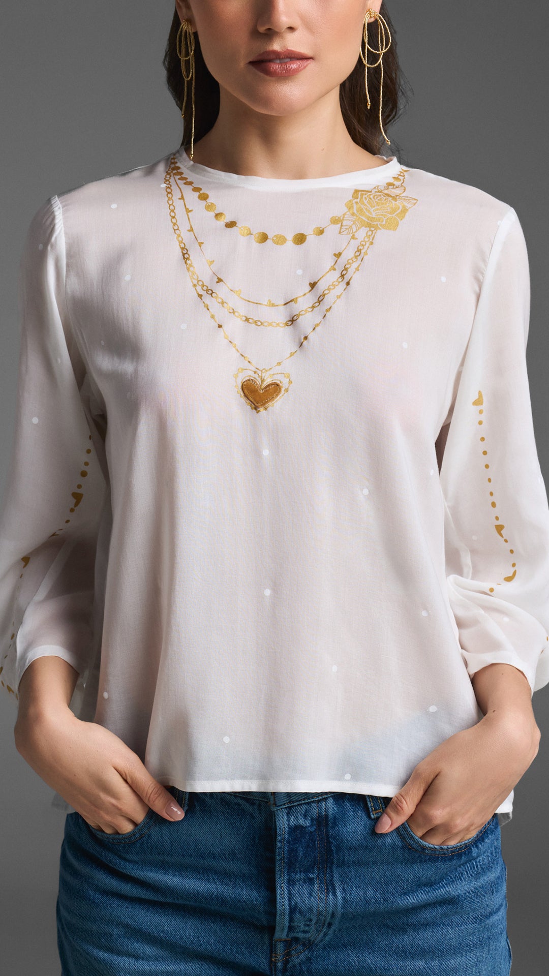 Detalle de ilustración serigrafiada y apliques suaves en terciopelo de blusa Talismán