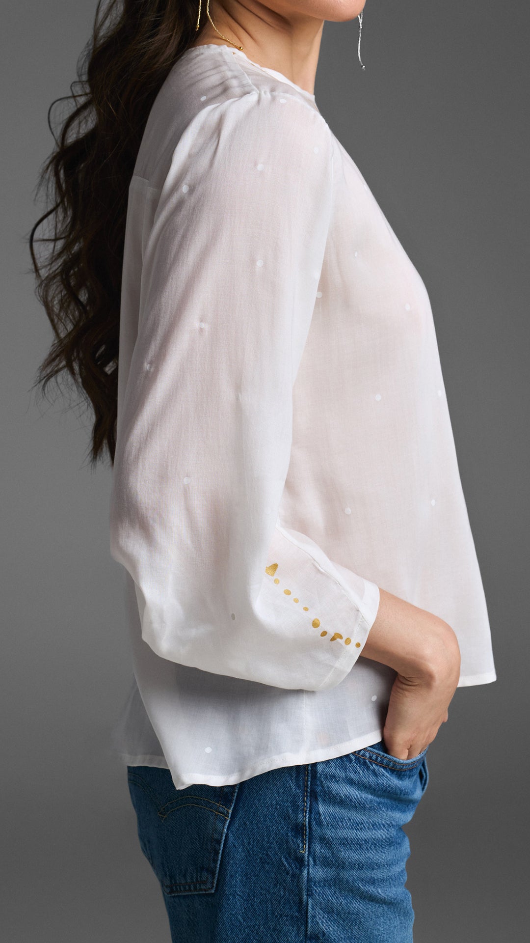 Detalle del drapeado elegante en la manga de blusa blanca fresca Talismán