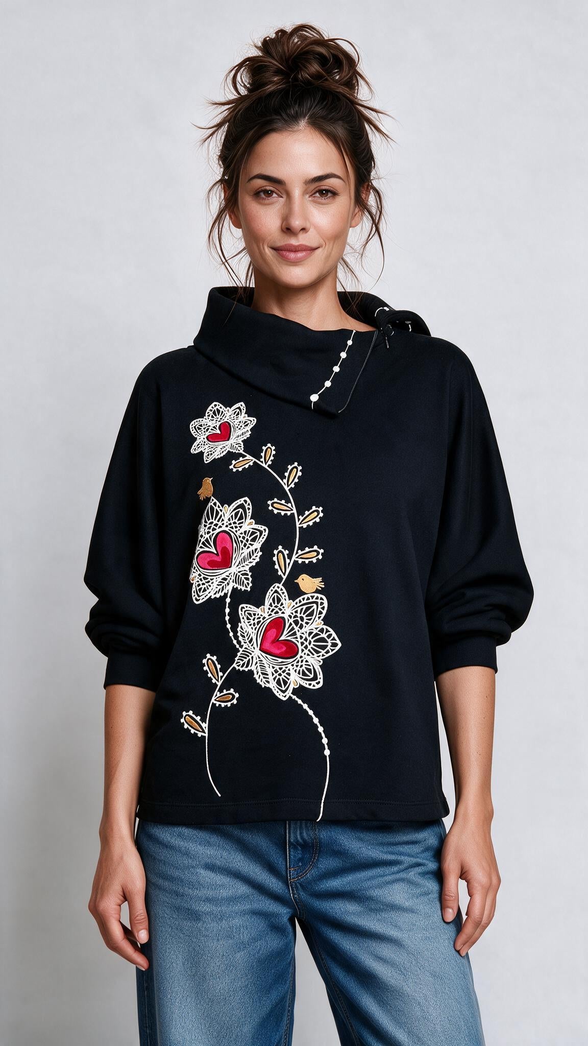 Vista frontal del Buzo Floresta en color negro con manga murciélago y diseño floral estampado.