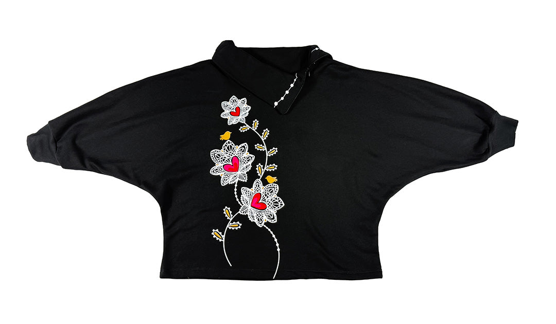 Buzo negro de algodón para mujer con flores en serigrafía, detalles de terciopelo y cuello tortuga con cierre.