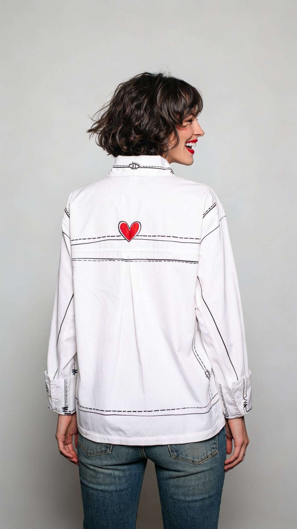 Camisa HILO, Confeccionada en una base fresca de fibra natural y con una silueta amplia de confort superior.
