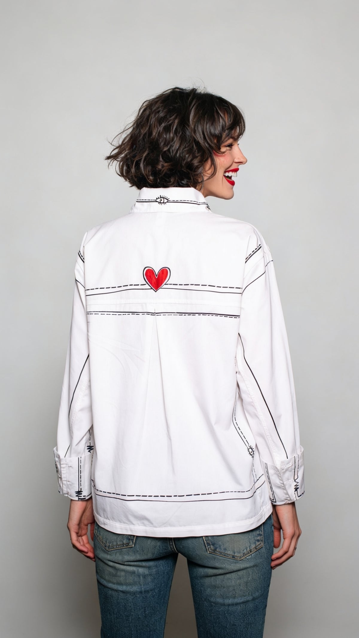 Camisa HILO, Confeccionada en una base fresca de fibra natural y con una silueta amplia de confort superior.