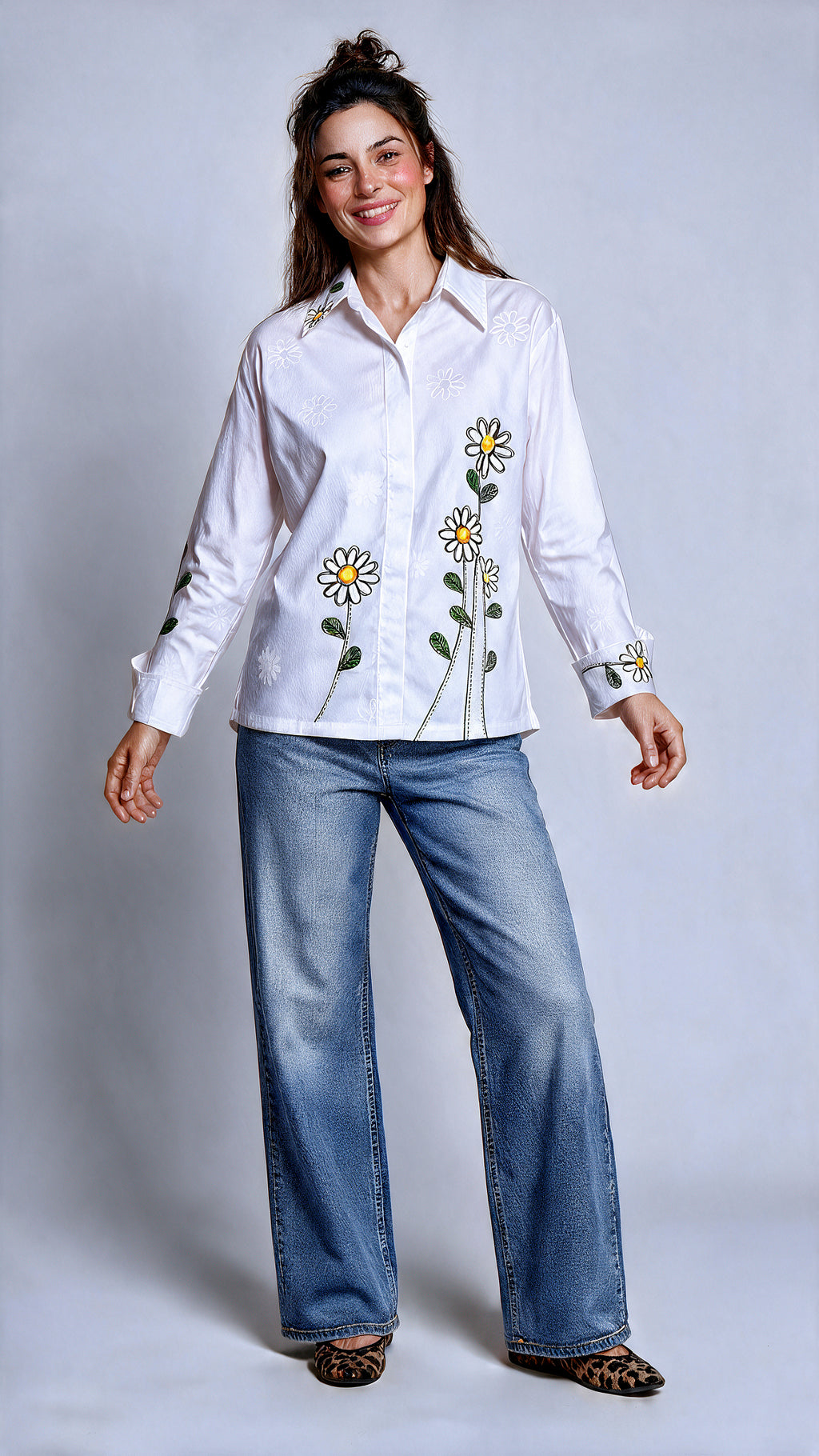 CAMISA MARGARITA, Confeccionada en una base fresca de fibra natural y con una silueta amplia de confort superior. Ilustrada con margaritas