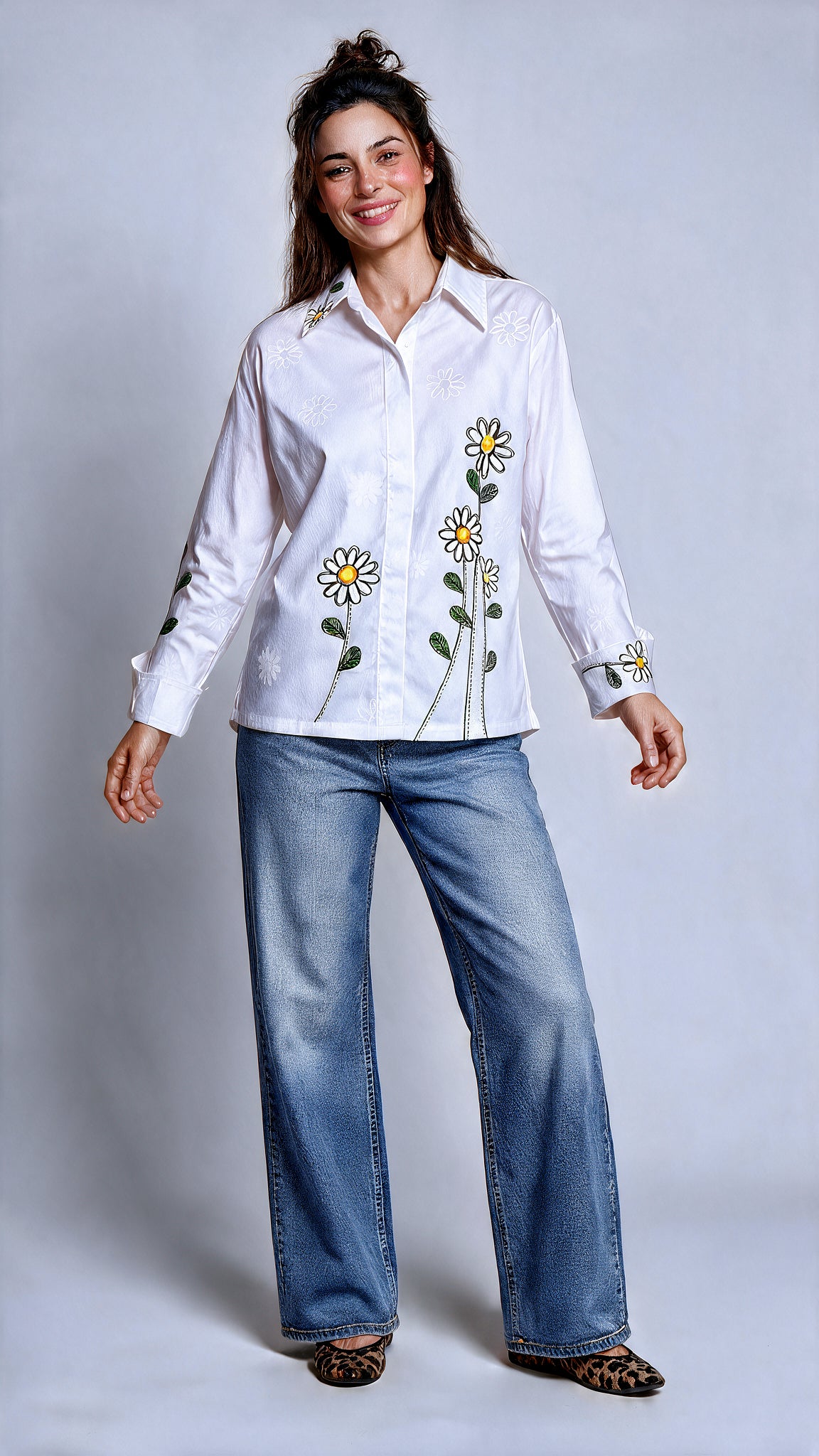 CAMISA MARGARITA, Confeccionada en una base fresca de fibra natural y con una silueta amplia de confort superior. Ilustrada con margaritas