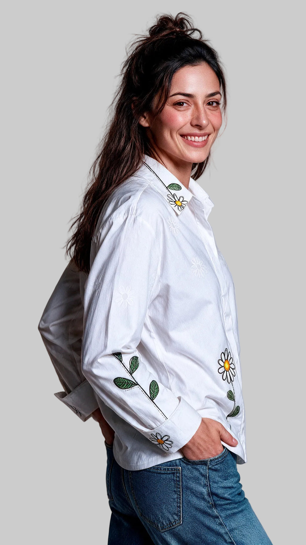 CAMISA MARGARITA, Confeccionada en una base fresca de fibra natural y con una silueta amplia de confort superior. Ilustrada con margaritas
