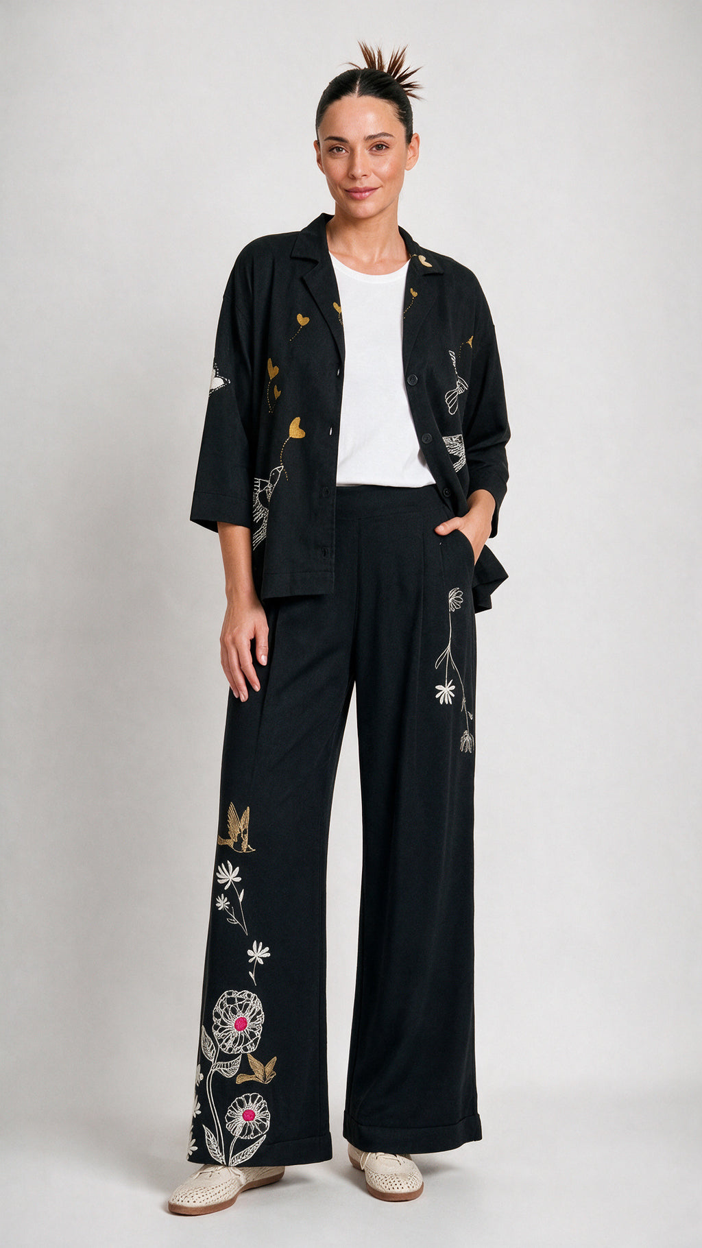 Llévala en conjunto con el Pantalón Libertad para un total look coordinado, fluido y lleno de carácter.