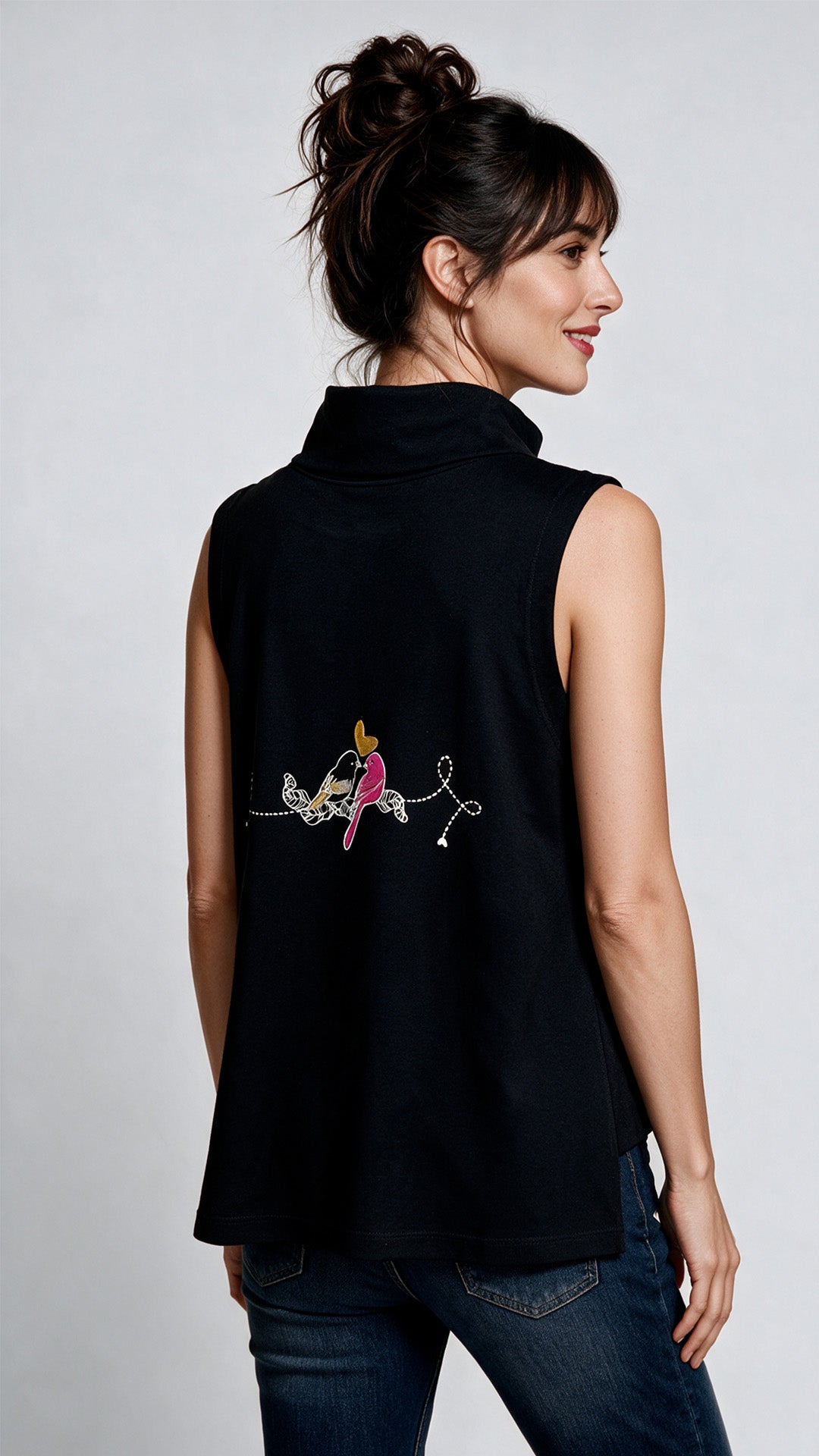 El chaleco ALBA , Es muy versátil se adapta a diversos estilos: combínalo con pantalones ajustados, fluidos de bota ancha o incluso shorts para un look moderno y con carácter.