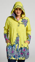 Chaqueta impermeable Rayo de Sol con diseño floral amarillo y cremallera frontal de Taller Croquis y Diluvio Raincoats