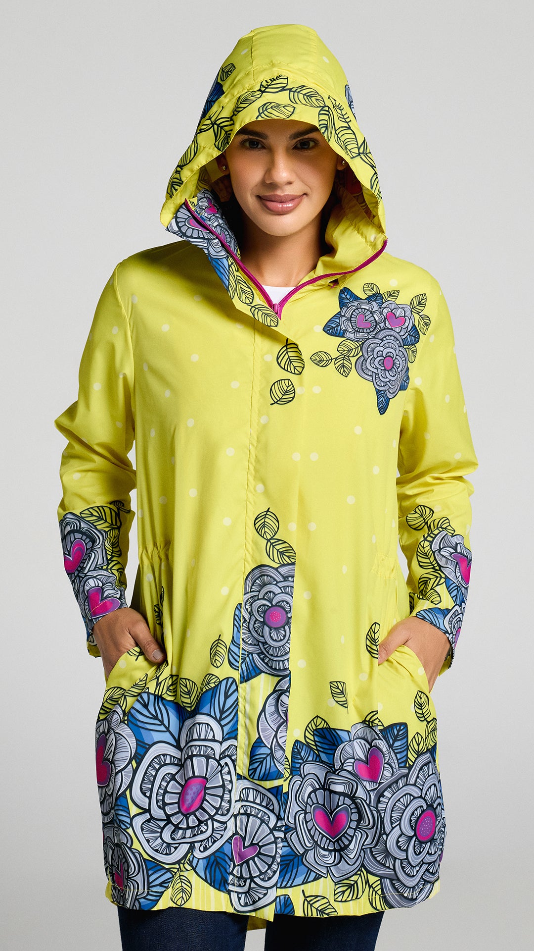 Chaqueta impermeable Rayo de Sol con diseño floral amarillo y cremallera frontal de Taller Croquis y Diluvio Raincoats