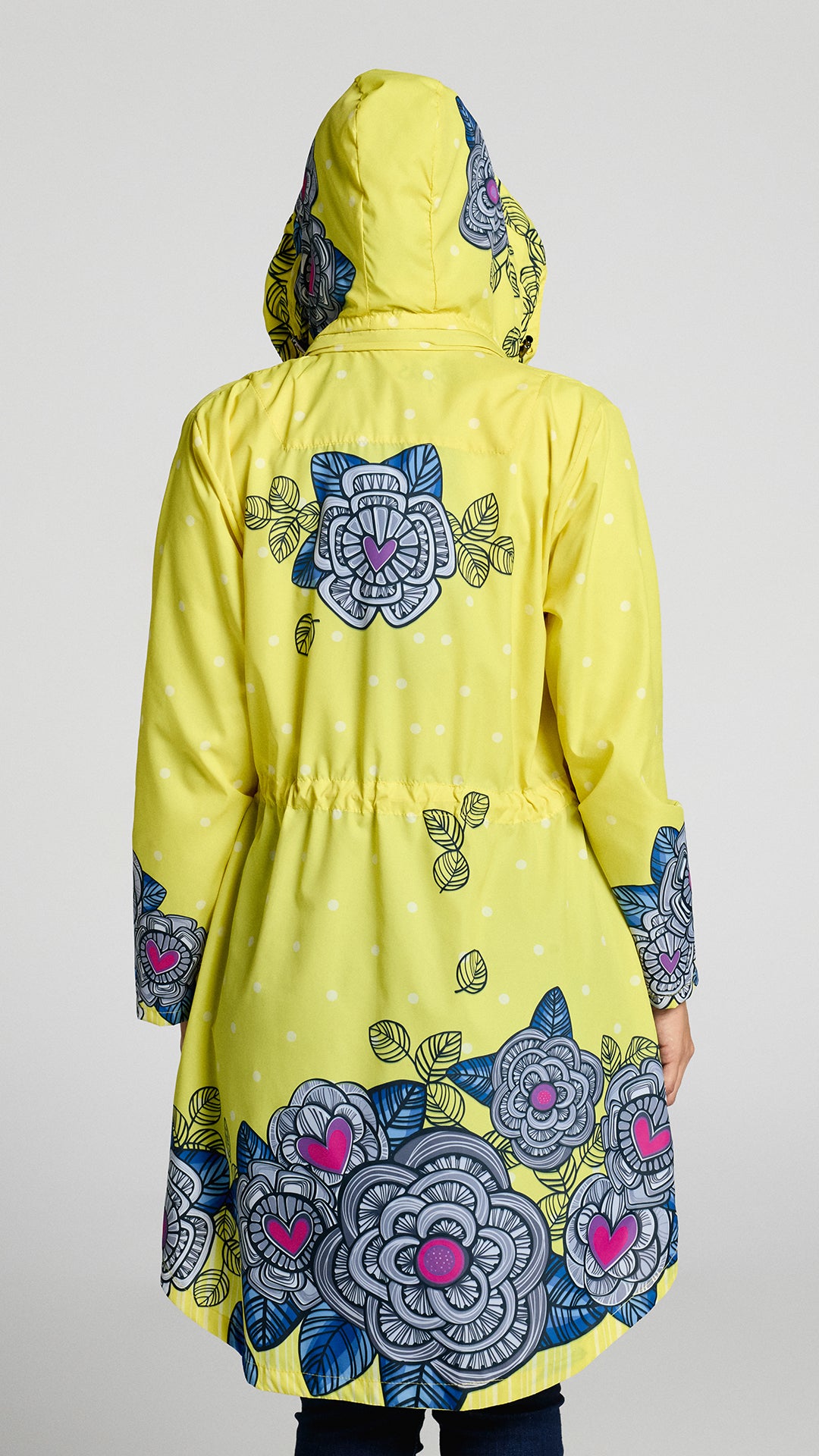 Vista del cuello con capota incorporada desplegable en chaqueta impermeable floral amarilla