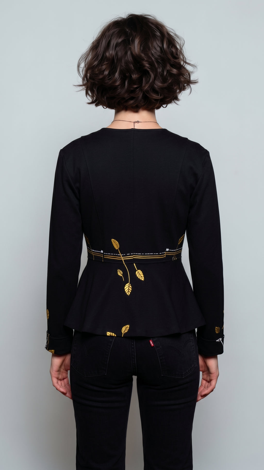 Chaqueta Trazo, una pieza que fusiona la estructura de la sastrería clásica con la frescura de la ilustración contemporánea.