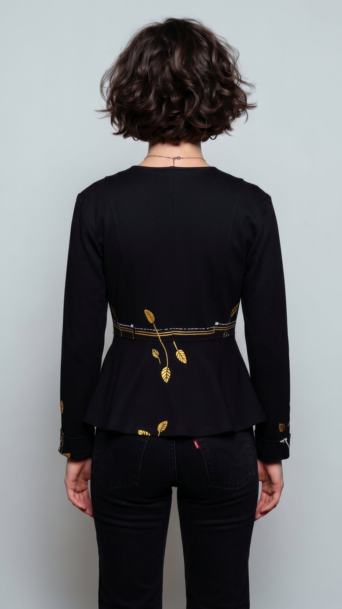 Chaqueta Trazo, una pieza que fusiona la estructura de la sastrería clásica con la frescura de la ilustración contemporánea.