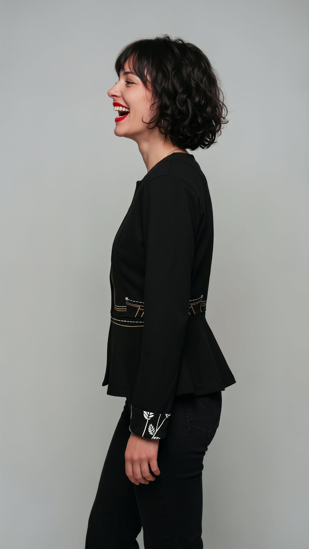 Chaqueta Trazo, Su silueta estructurada, con un sutil detalle peplum en la cintura, está diseñada para estilizar la figura.