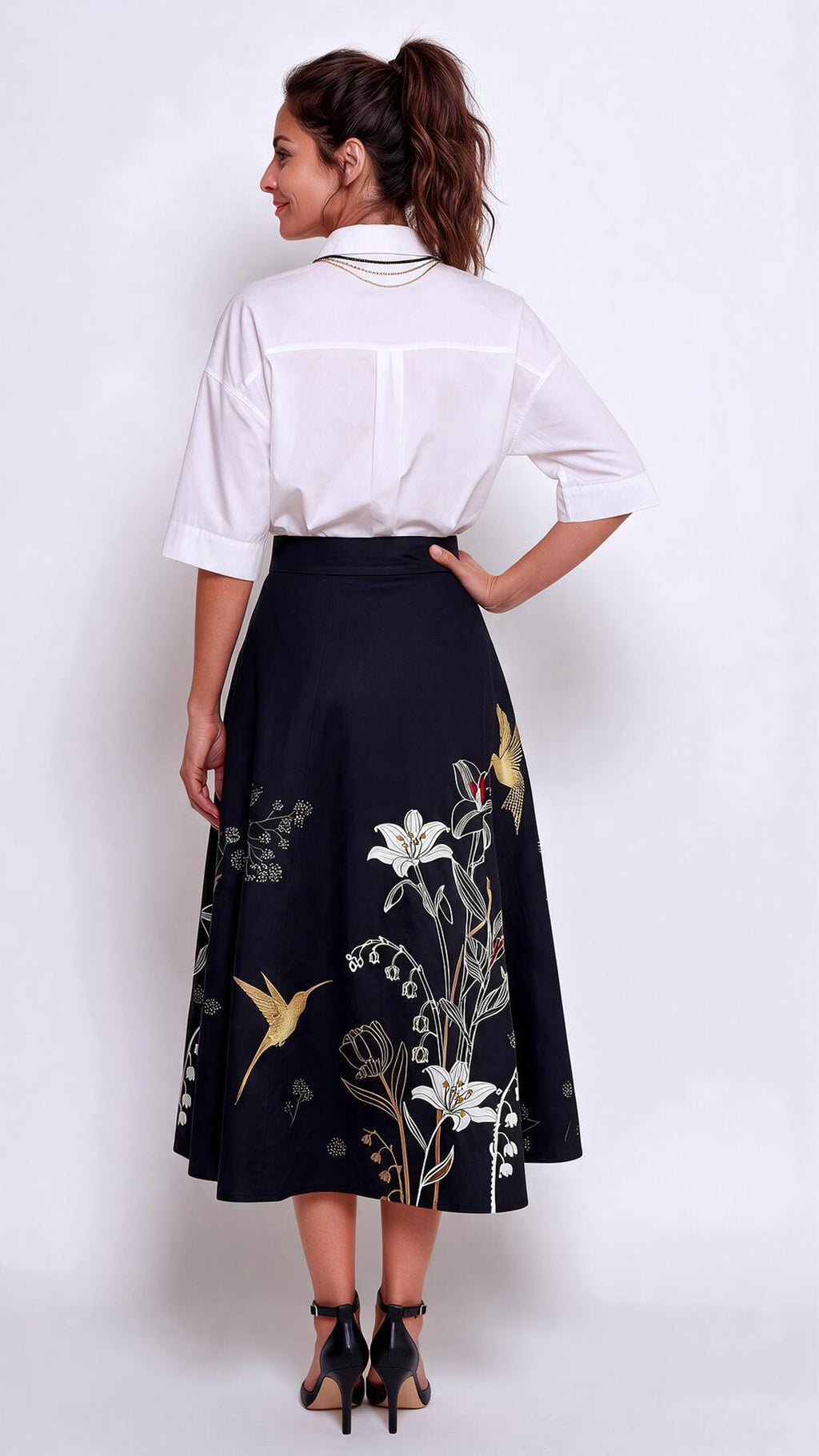 Falda COLIBRÍ, de silueta envolvente ,  talla única, y se ajusta con botones en la cintura.