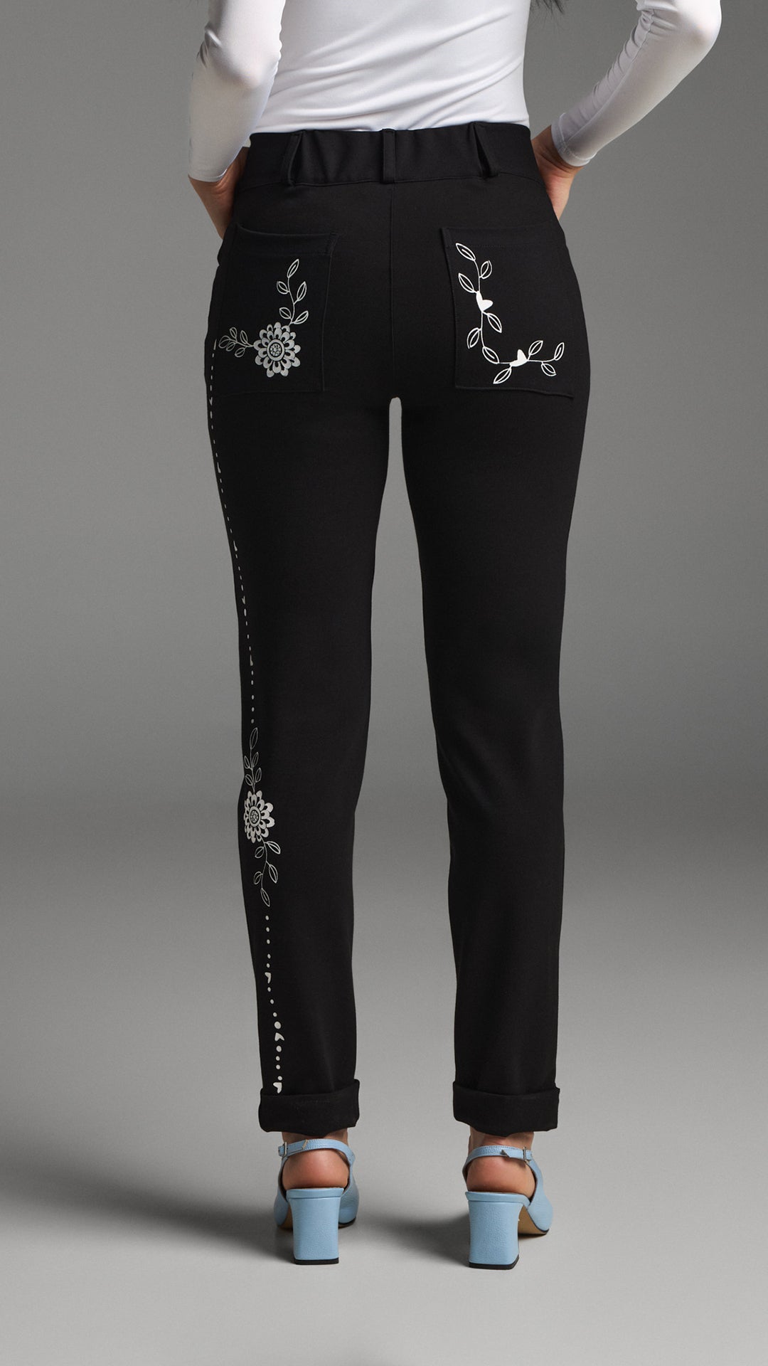 Vista posterior de pantalon Ser con bolsillos traseros funcionales y silueta estiliza
