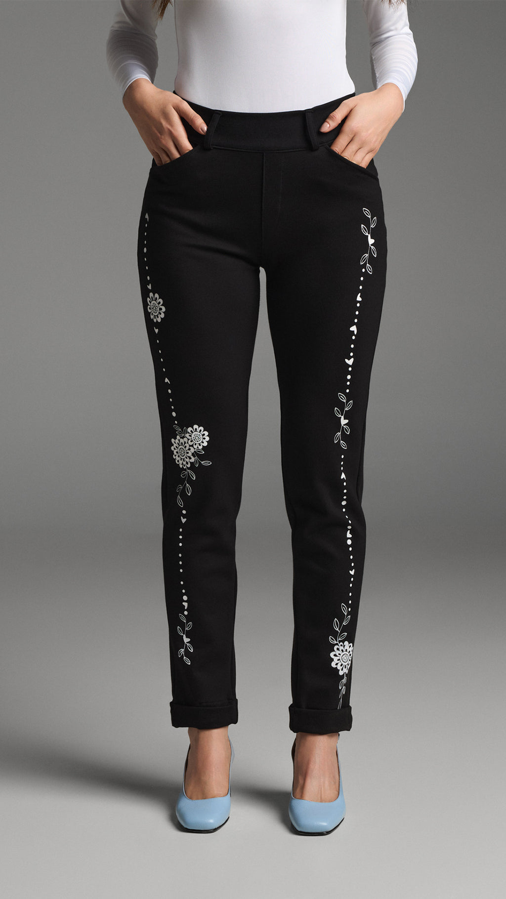 Pantalon Ser, ajustado con estampado vertical de flores y corazones blancos