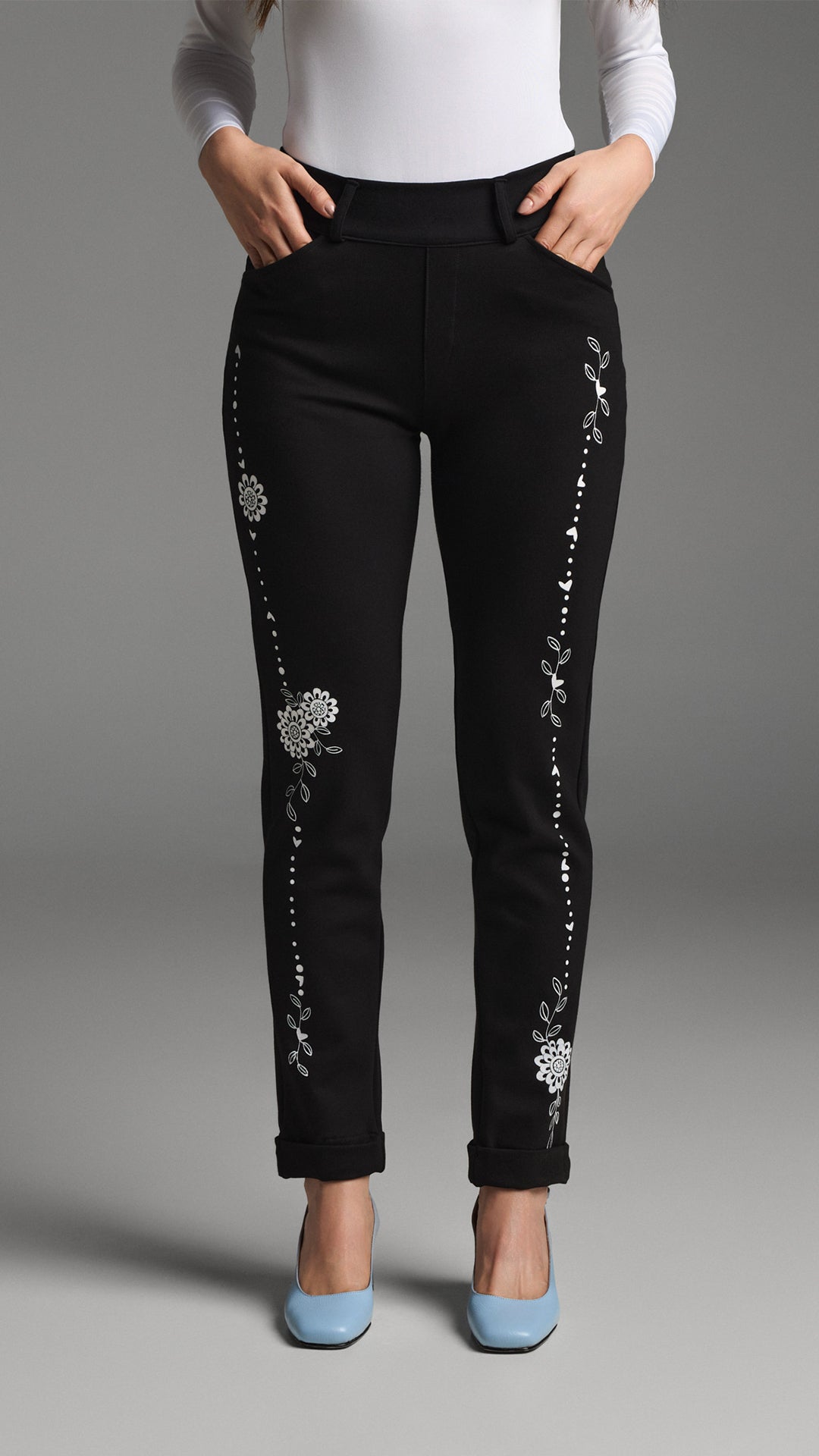 Pantalon Ser, ajustado con estampado vertical de flores y corazones blancos
