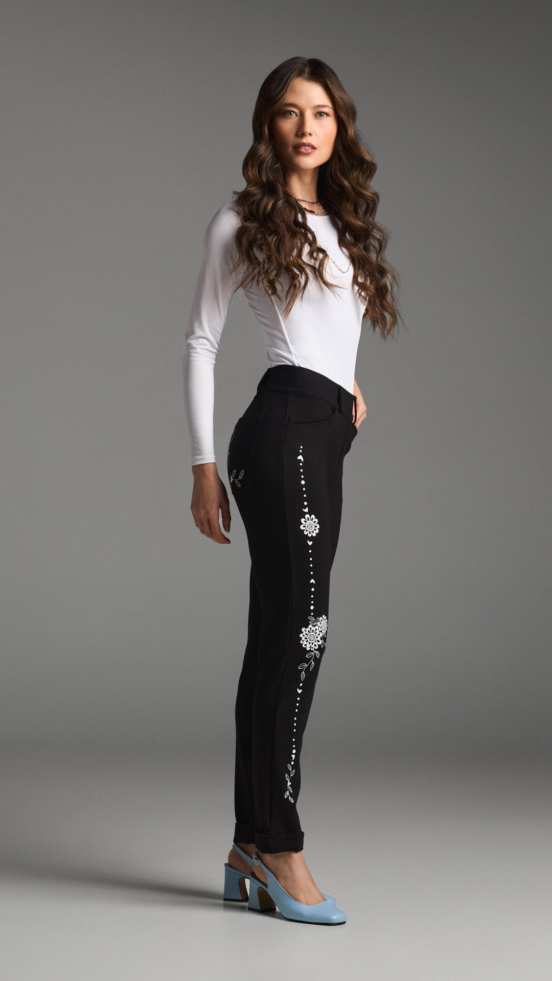 Outfit con pantalon comodo Ser ajustado con bolsillos laterales para estilo casual o formal