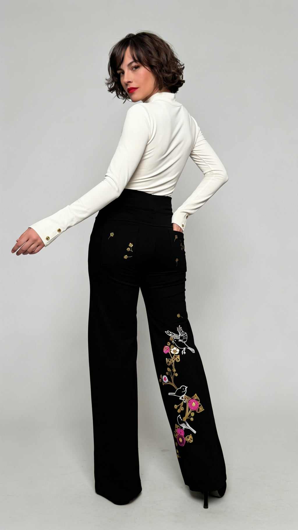Pantalón TALLO, Silueta de bota recta a semi-amplia con una caída fluida que se mueve contigo. Su pretina ancha de tiro alto y doble botón frontal enmarca la cintura y estiliza con total comodidad.