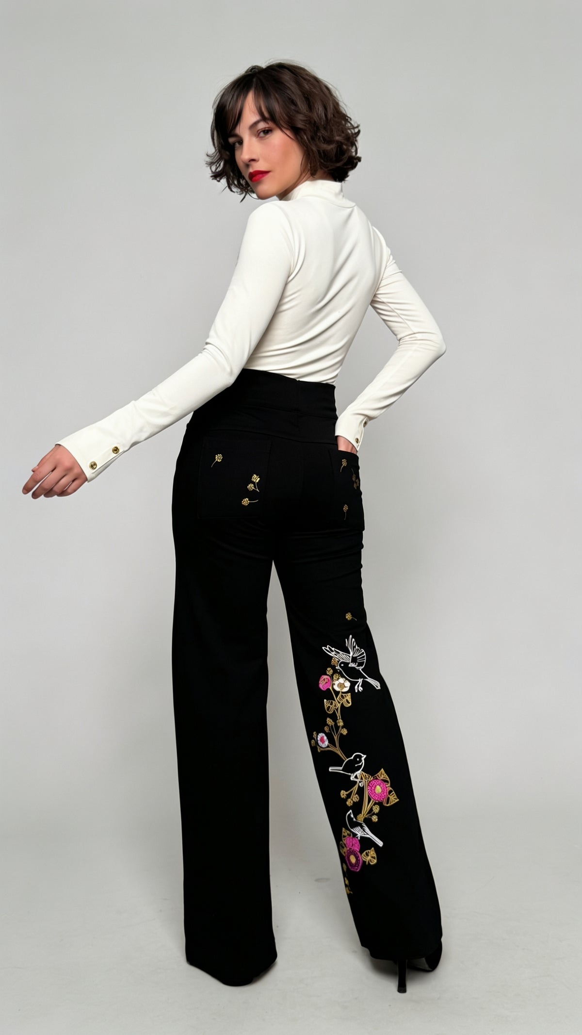 Pantalón TALLO, Silueta de bota recta a semi-amplia con una caída fluida que se mueve contigo. Su pretina ancha de tiro alto y doble botón frontal enmarca la cintura y estiliza con total comodidad.