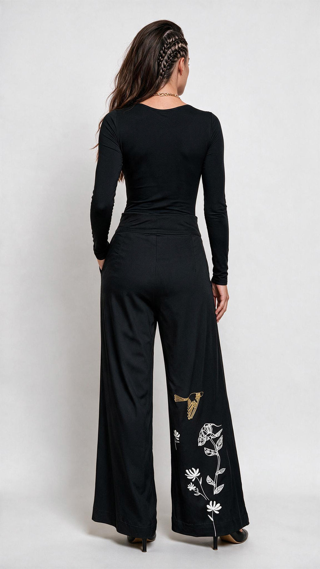 Detalle de prenses y bolsillos laterales de pantalón fluido Libertad en rayon y elastano