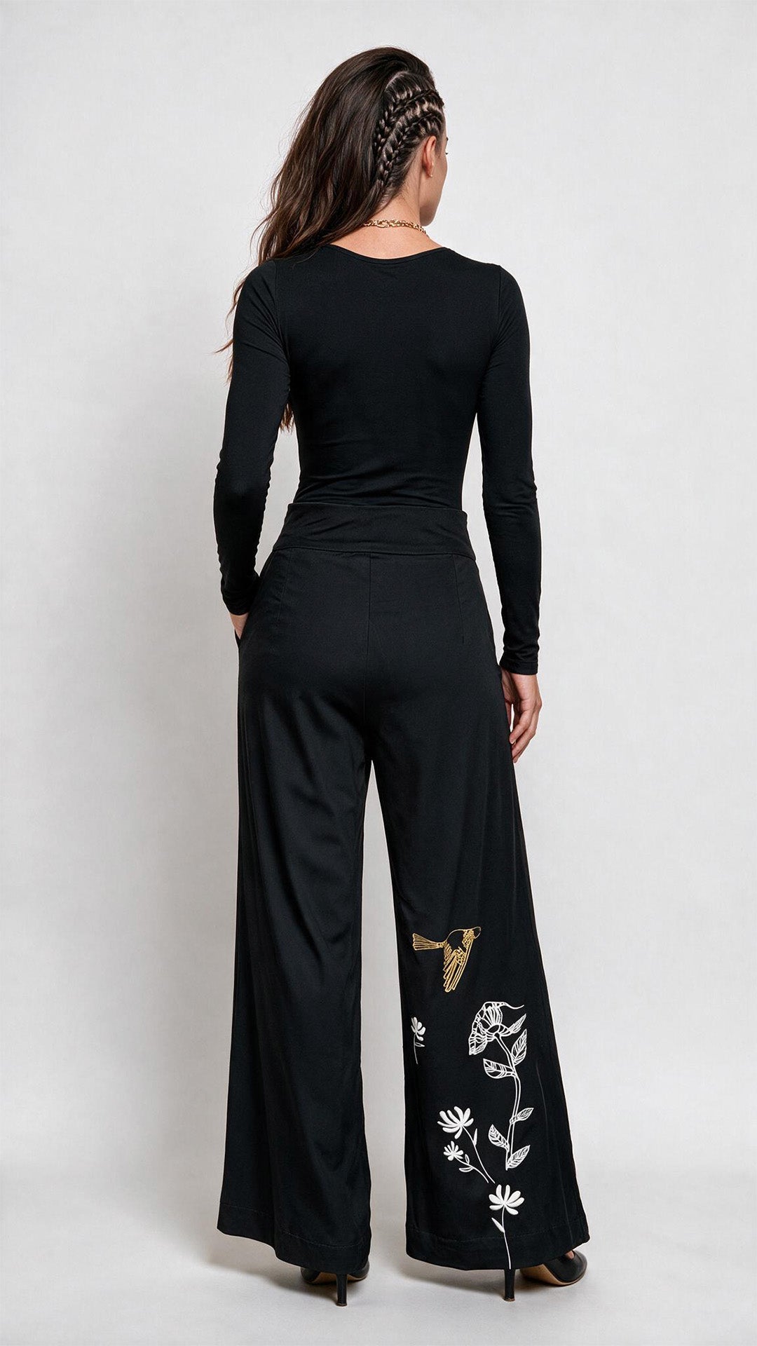 Detalle de prenses y bolsillos laterales de pantalón fluido Libertad en rayon y elastano